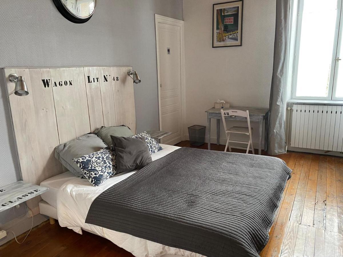 Bed and Breakfast La Gare Gondrin Exterior foto